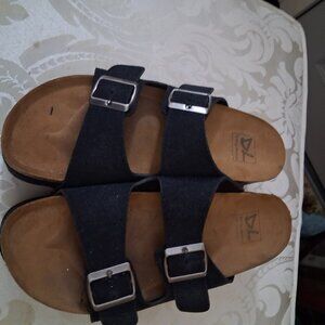 BLACK PLATFORM MOLDED CORK SOLE COMFORT AND HEIGHT! 20$